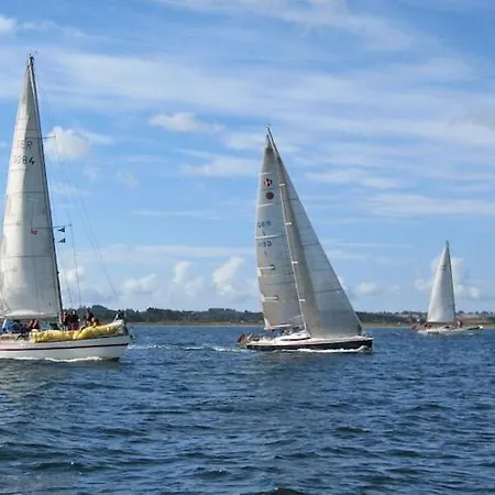 Botel Hausboot In An Der Kieler Foerde *